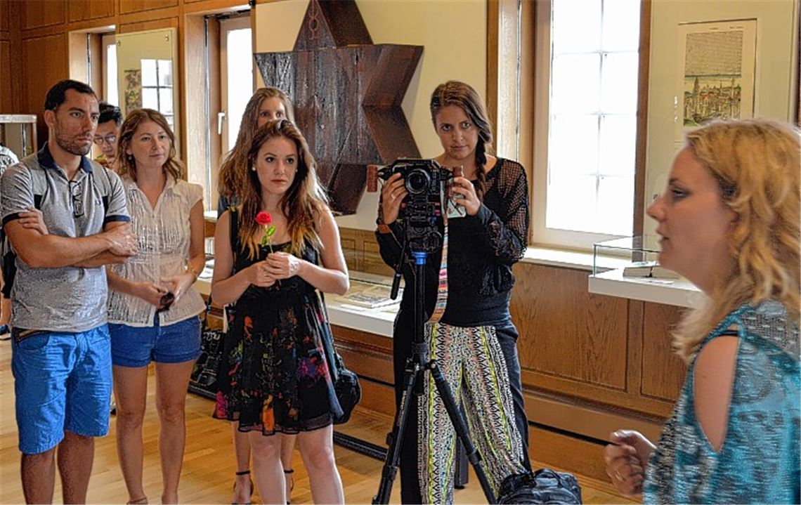 Denise Roth (re.) führt die internationalen Blogger durch das Faust-Museum.