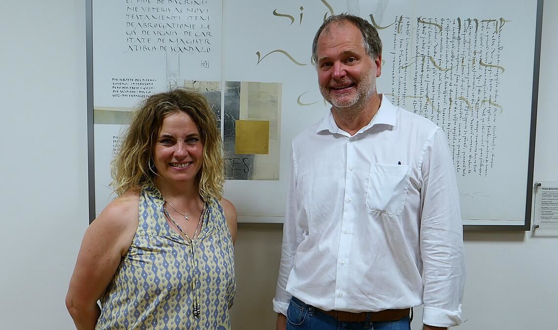 Denise Roth vom Faust-Museum und -Archiv Knittlingen und Christian Neddens, Direktor der Europäischen Melanchthon-Akademie, veranschaulichen die unterschiedlichen Gedankenwelten des Alchemisten Faust und des Gelehrten Philipp Melanchthon. Foto: Weber