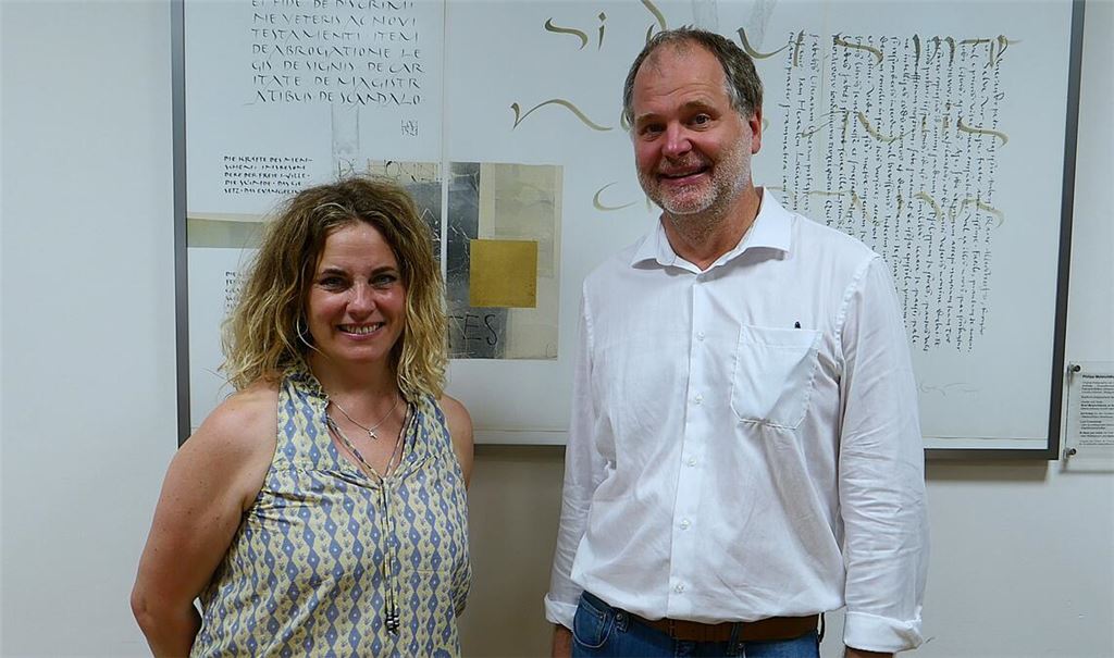 Denise Roth vom Faust-Museum und -Archiv Knittlingen und Christian Neddens, Direktor der Europäischen Melanchthon-Akademie, veranschaulichen die unterschiedlichen Gedankenwelten des Alchemisten Faust und des Gelehrten Philipp Melanchthon. Foto: Weber