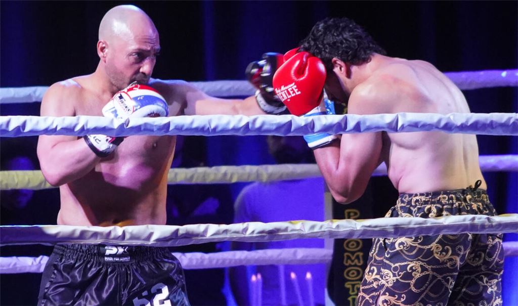 Deniz Sür (links) gewinnt den WM-Kampf gegen Farhad Sharifi souverän. Damit holt er sich zum Abschied seinen dritten Weltmeister-Titel. Foto: Roller