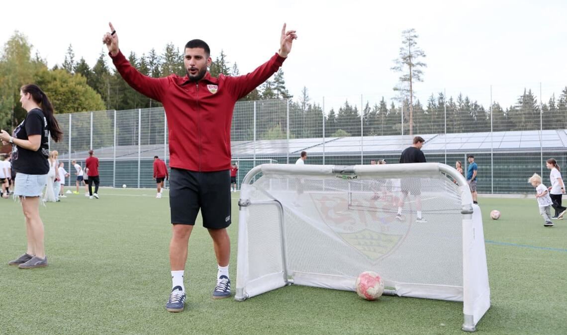 Deniz Undav beim gemeinsamen Kicken auf dem Kunstrasen in Tannheim