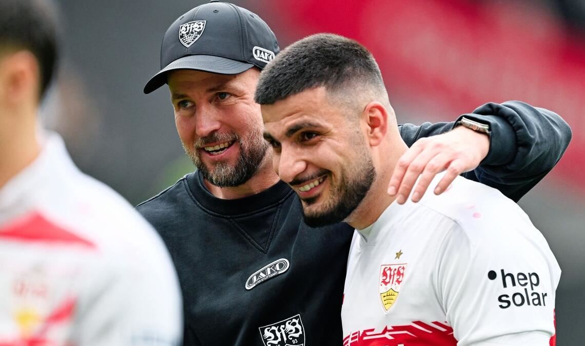 Deniz Undav (r) fachsimpelt gern mit VfB-Trainer Sebastian Hoeneß (l) über taktische Fragen. (Archivbild) 