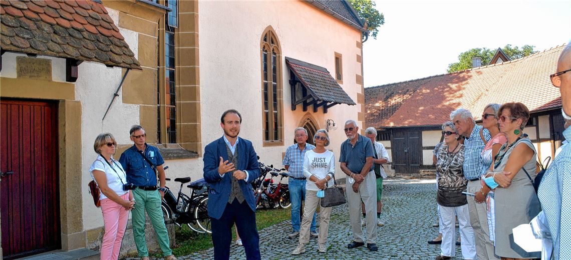 Denkmaltour durch den Enzkreis stößt auf rege Resonanz: Jeff Klotz erzählt aus der Geschichte der Peterskirche und den Lienzinger Gaden. Fotos: Stahlfeld