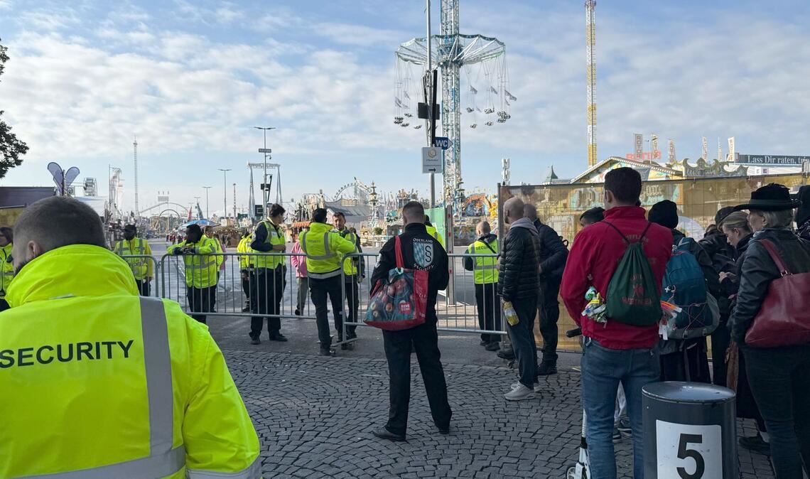 Oktoberfest öffnet ab 17.30 Uhr wieder Denn es galt auf dem Festgelände: kein Durchkommen.