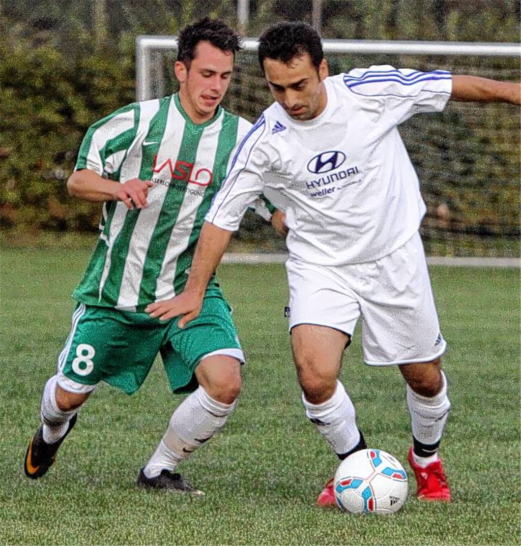 Dennis Christian (li.) erkämpft sich im Mittelfeld immer wieder Bälle und erzielt für Sternenfels außerdem frühzeitig den Treffer zum 1:0. Doch es reicht am Ende nicht. Foto: Eigner