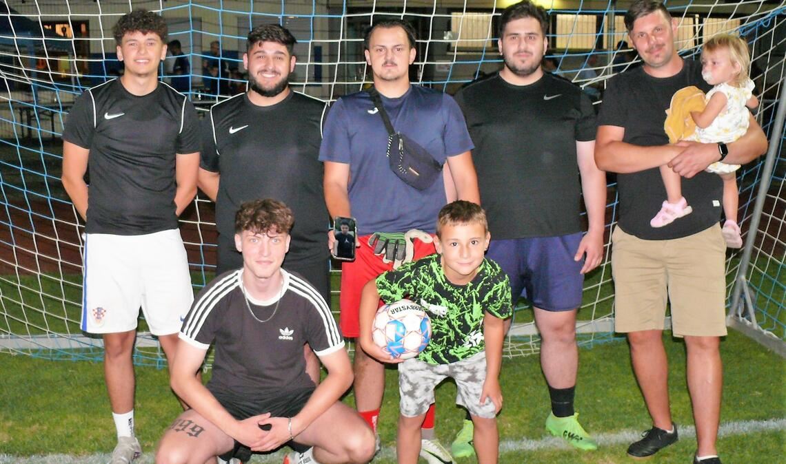 Fünf Freunde gewinnen bei ihrer Premiere Dennis Lienert, Tim Schäfer, Fabio Ravalli, Leon Berner und Ceyhun Uücüsahin (v.li.) vom Siegerteam, F-Jugendspieler Ben Dietrich sowie Jens Hofsäß mit Tochter Anni nach der Siegerehrung. Foto: Dietrich