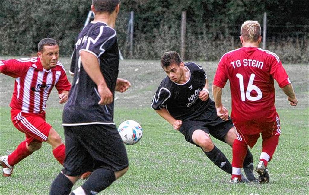 Dennis Oehler (2.v.re) und Marco Keller (2.v.re.) treffen für Ötisheim. Foto: Eigner