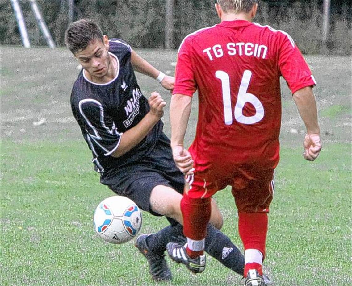 Dennis Oehler (li., in einem Punktspiel gegen die TG Stein) wechselt in der Sommerpause vom TSV Ötisheim zu Phönix Lomersheim. Beim Stadtturnier treffen Ötisheim und Lomersheim gleich in ihrem ersten Gruppenspiel aufeinander. Archivfoto: Eigner