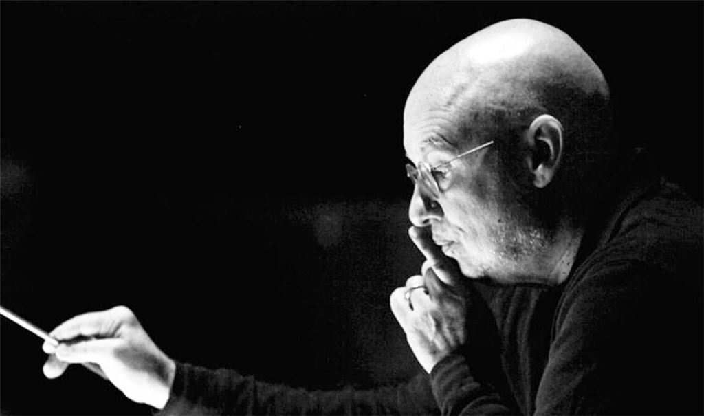 Dennis Russel Davis am Dirigierpult.