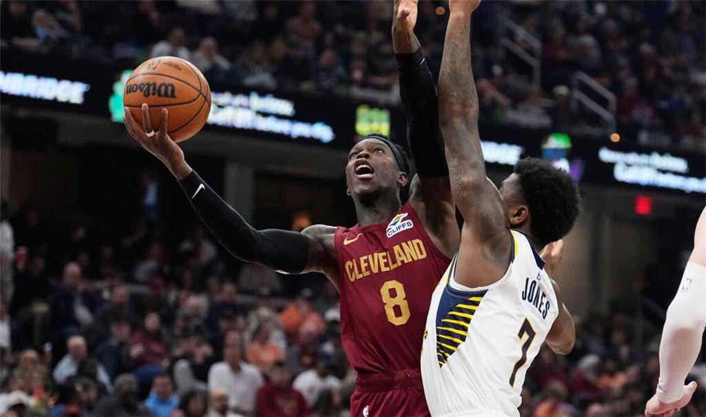 Dennis Schröder (l.) kam für Cleveland auf sechs Punkte.