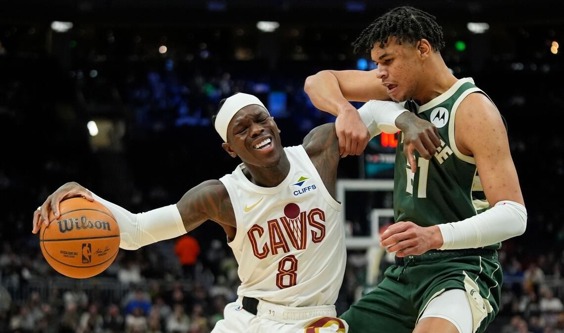 Dennis Schröder (l) stand bei Cleveland in der Startformation.