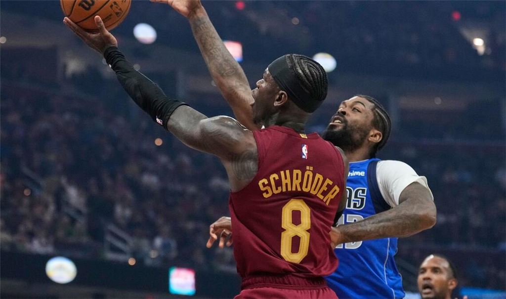 Dennis Schröder musste sich mit Cleveland diesmal Dallas geschlagen geben.