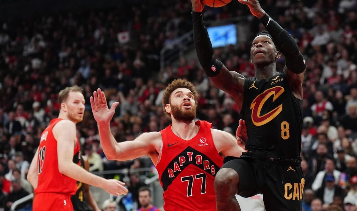 Dennis Schröder (r.) kam für die Cleveland Cavaliers in Toronto wieder von der Bank.