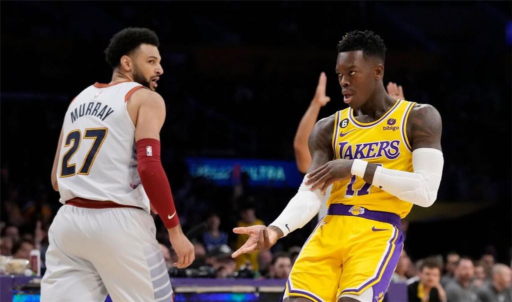 Dennis Schröder (r) von den Los Angeles Lakers reagiert neben Jamal Murray von den Denver Nuggets.