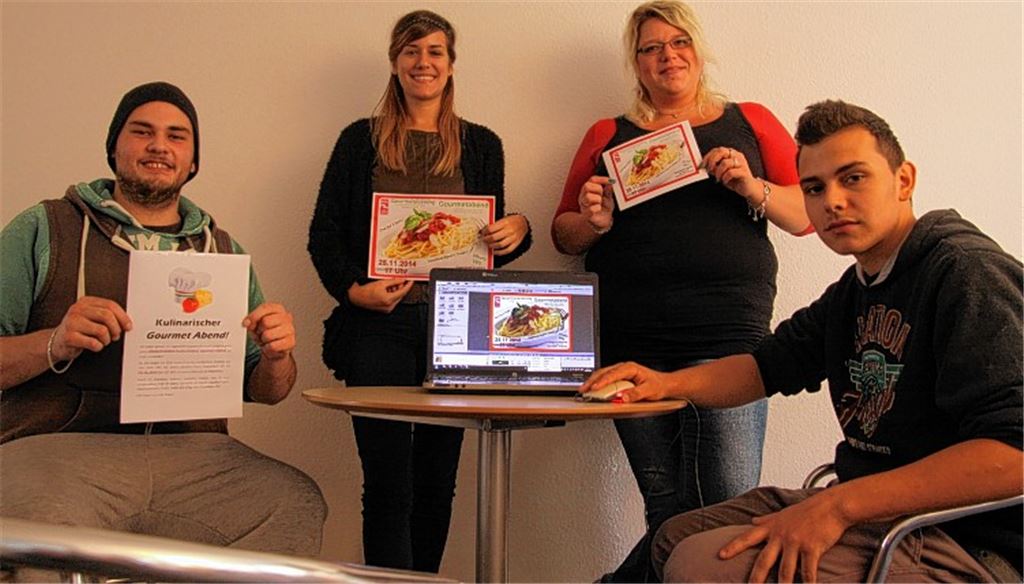 Dennis Witsch (v.li.), Sozialarbeiterin Jessica Tursi, Jugendpflegerin Nathalie Pavan und Julius Gieza rühren mit einem Flyer die Werbetrommel für einen ganz besonderen Abend.