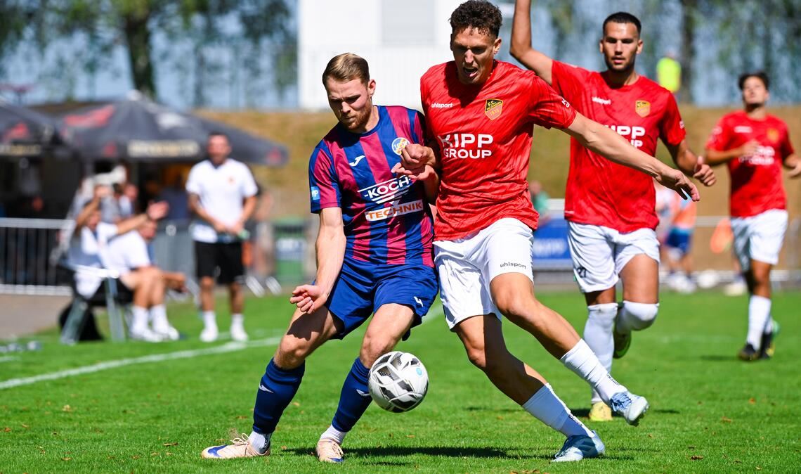 Der 1. CfR Pforzheim (hier Vincent Fitze) tut sich gegen den FC Holzhausen und seine robusten Verteidiger schwer. Fotos: Schüller