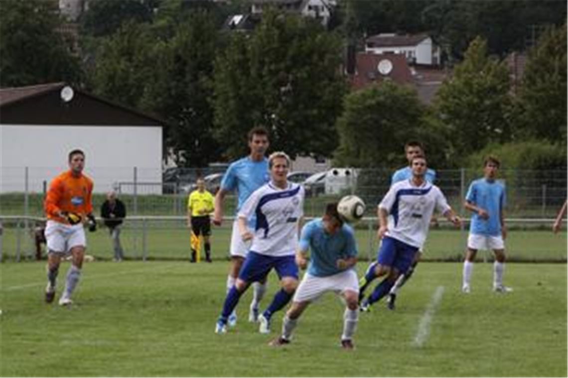 Der 1. CfR Pforzheim mit dem Enzberger Michael Schrammel (weißes Trikot, li.) hat eine Halbzeit Lang so seine Probleme mit den U 18-Junioren des
Karlsruher SC. Erst in der zweiten Halbzeit gelingen dem Verbandsligisten die Treffer zum 3:2-Erfolg. 
Foto: Eigner