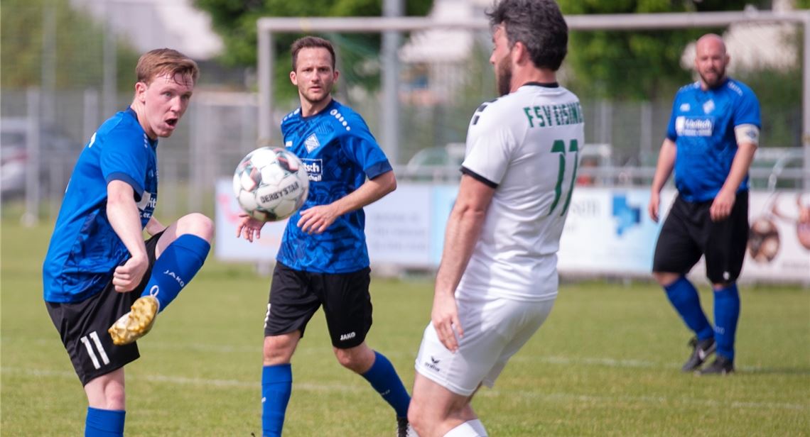 Viktoria Enzberg setzt ein Ausrufezeichen Der 1. FC Viktoria Enzberg (blaue Trikots) lässt im Duell mit dem Verfolger aus Eisingen nichts anbrennen. Die Elf von Trainer John gewinnt das Heimspiel souverän 2:0. Foto: Fotomoment