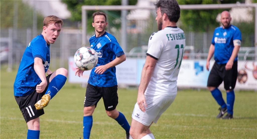Der 1. FC Viktoria Enzberg (blaue Trikots) lässt im Duell mit dem Verfolger aus Eisingen nichts anbrennen. Die Elf von Trainer John gewinnt das Heimspiel souverän 2:0. Foto: Fotomoment