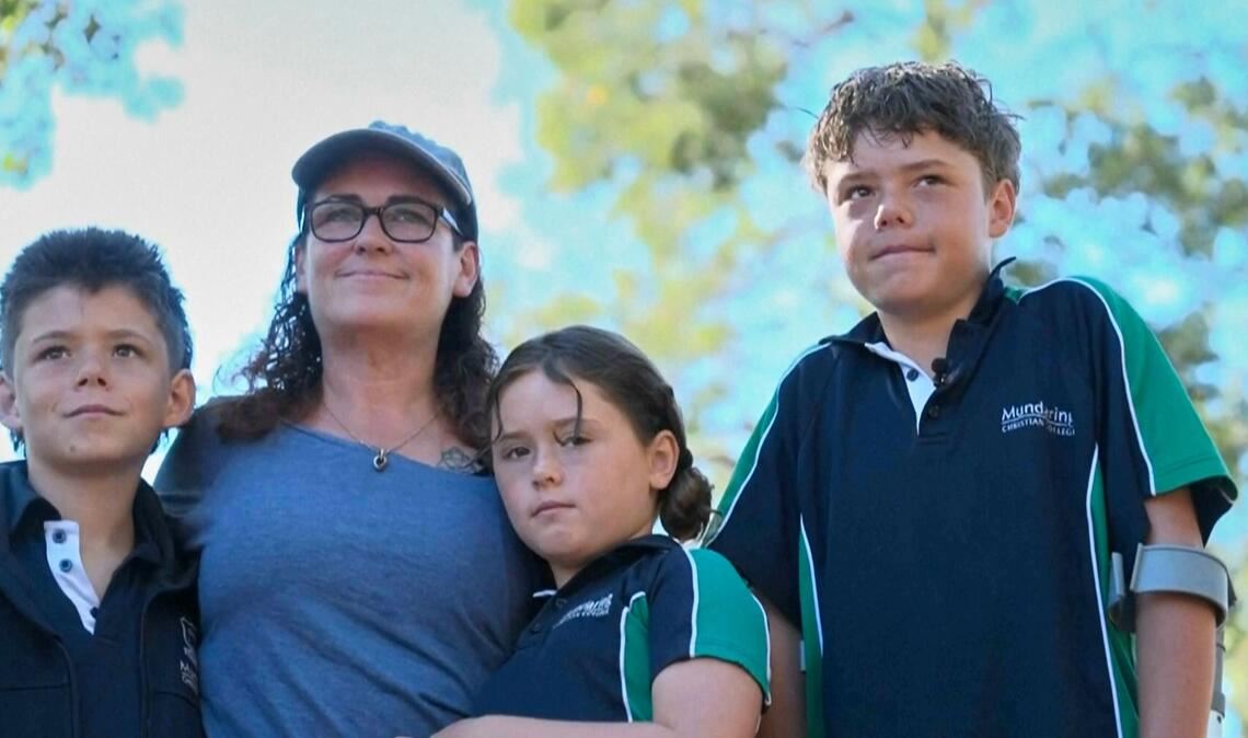 Der 13 Jahre alte Austin (rechts im Foto) schwamm rund vier Stunden, um seine Familie zu retten.