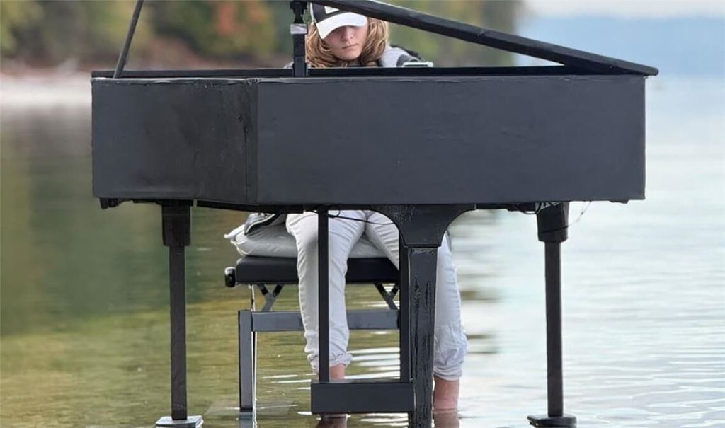 Der 13-jährige Levin Giesler hat auf dem Teufelstisch im Bodensee ein Konzert gegeben.