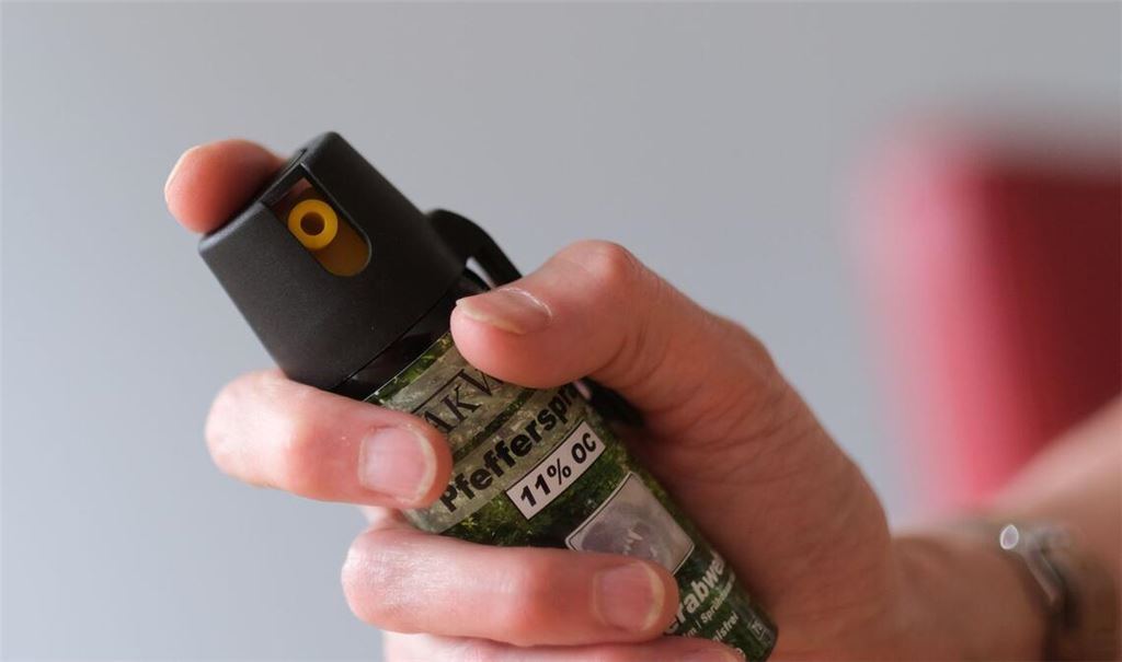Der 15-Jährige griff die Beamten mit Pfefferspray an. (Symbolbild)