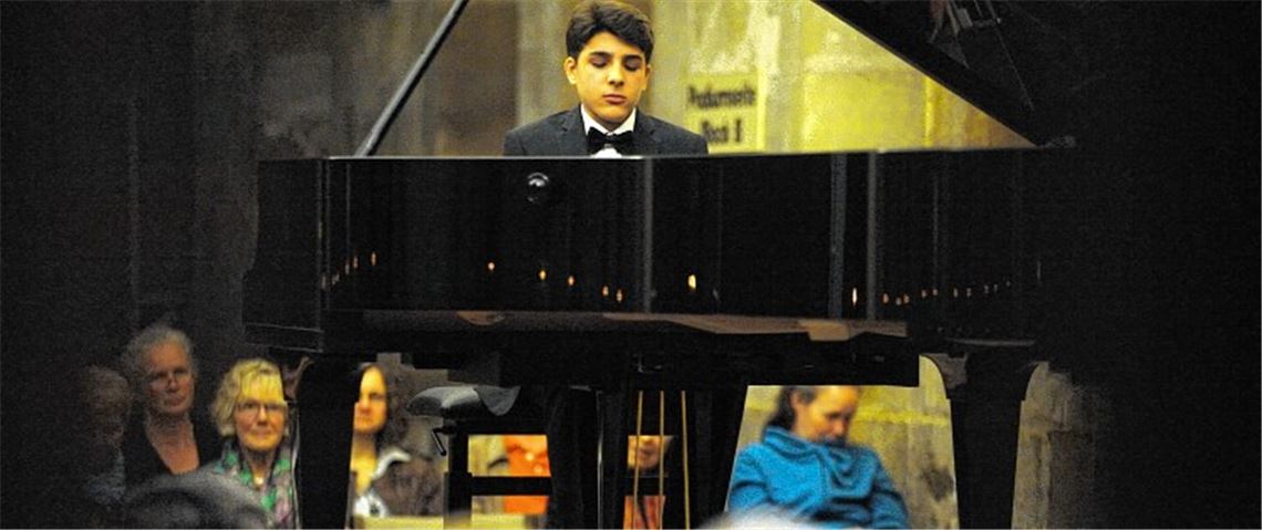 Der 15-jährige Felipe Senftinger aus Würzburg steuert Debussy-Interpretationen zum hochkarätigen Abschlusskonzert bei.