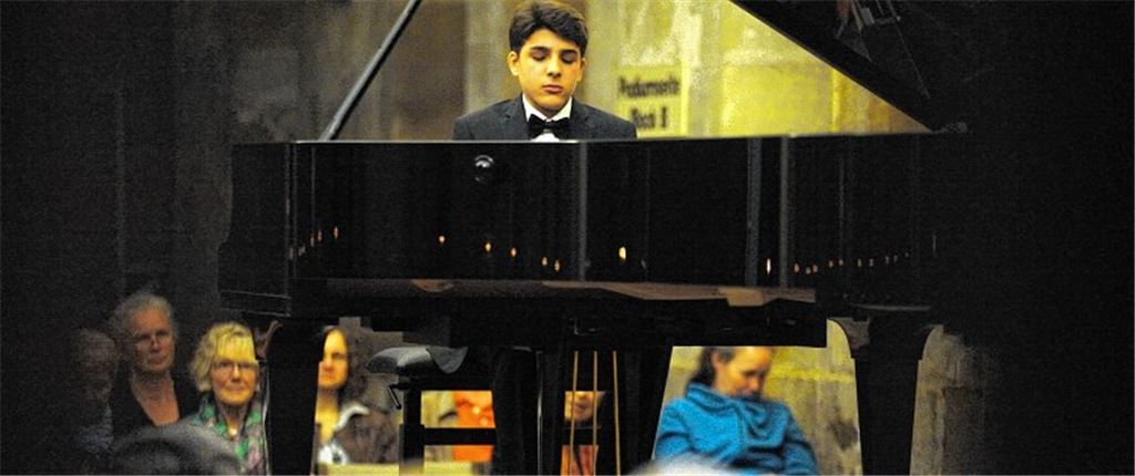 Der 15-jährige Felipe Senftinger aus Würzburg steuert Debussy-Interpretationen zum hochkarätigen Abschlusskonzert bei.