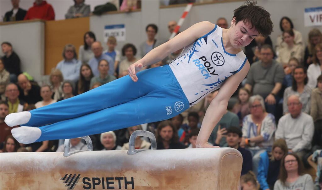 Der 16-jährige Neuzugang Matvey Fokin überzeugt mit seiner Vorstellung am Pauschenpferd und holt seinen ersten Scorepunkt für Straubenhardt. Foto: Arendt