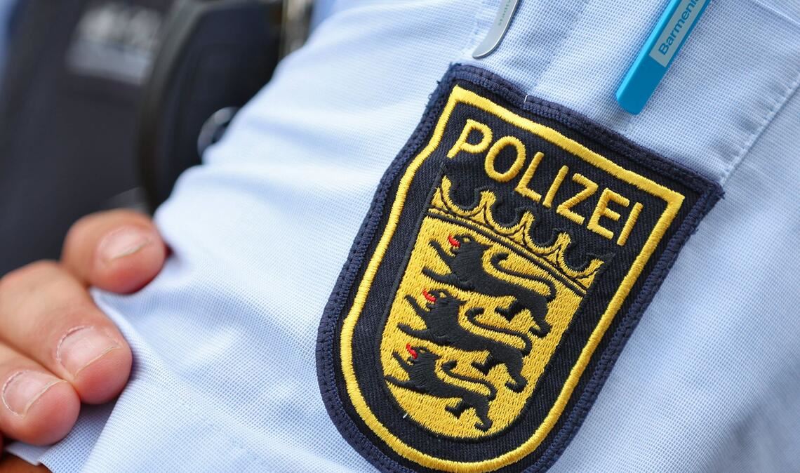 Der 18-jährige Beschuldigte soll noch auf den Beamten geschossen haben, als dieser bereits am Boden lag. (Symbolbild)