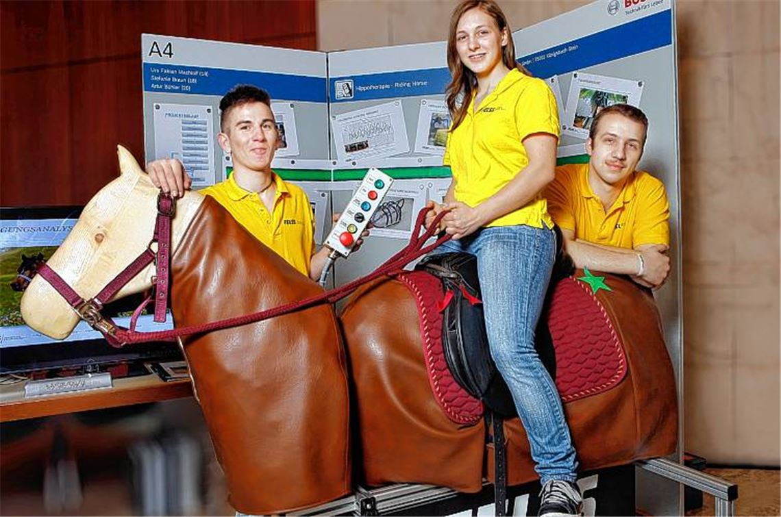 Der 18-jährige Urs Fabian Machtolf (v.li.), Stefanie Braun (18 Jahre) und Artur Bühler (20) haben mit dem Projekt „Hippotherapie – Riding Horse“ überzeugt.Foto: Robert Bosch GmbH