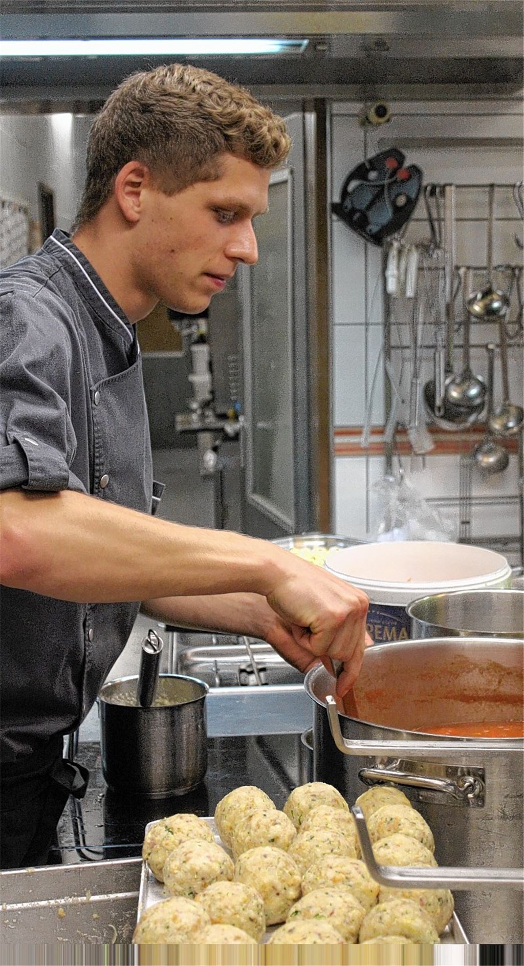 Der 20-jährige Moritz Goll arbeitet gern mit Lebensmitteln, deshalb lernt er Koch. 