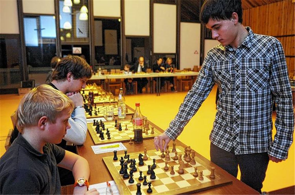 Der 20-jährige Schach-Großmeister Andreas Bogner (re.) spielt bei den Schachfreunden Illingen simultan gegen 21 Gegner. Foto: Fotomoment
