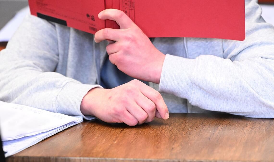 Der 24 Jahre alte Angeklagte soll seine Großmutter ermordet haben. (Archivbild)