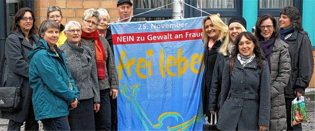 Der 25. November ist der internationale Gedenktag „Nein zur Gewalt an Frauen“. In Mühlacker weisen aus diesem Anlass Polizei und Vertreterinnen von Behörden und Beratungsstellen auf eine besondere Art der Gewalt hin: das Stalking. 80 Prozent der Opfer von Nachstellungen sind weiblich, und nicht selten durchleben die Betroffenen ein wahres Martyrium.