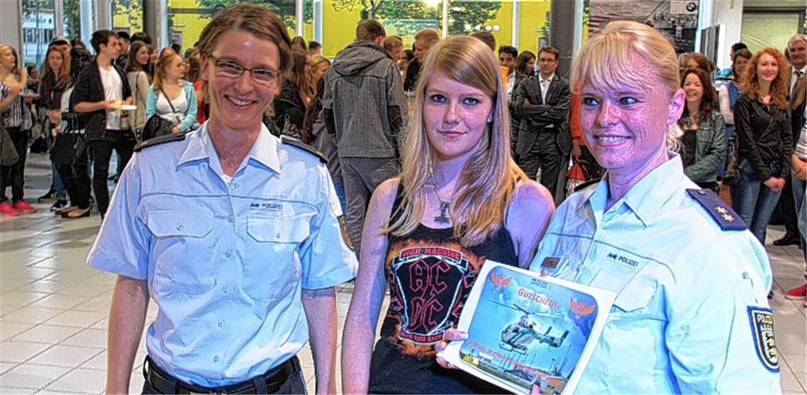 Der 2500. ehrenamtliche Schutzengel: Nicole Eschelbach (li.) und Gabi Evers von der Polizei überreichen die Preise an Mareike Matz.