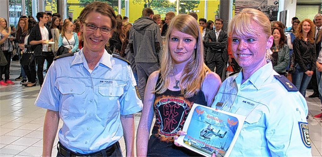 Der 2500. ehrenamtliche Schutzengel: Nicole Eschelbach (li.) und Gabi Evers von der Polizei überreichen die Preise an Mareike Matz.