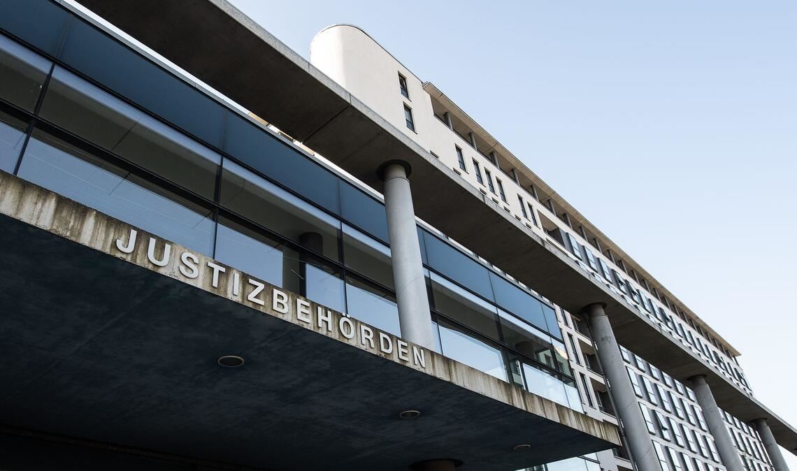 Führerscheinbetrug: Angeklagter zu Haftstrafe verurteilt Der 26 Jahre alte Angeklagten räumte die ihm vorgeworfenen 112 Taten zum Prozessbeginn vollumfänglich ein. (Archivbild)