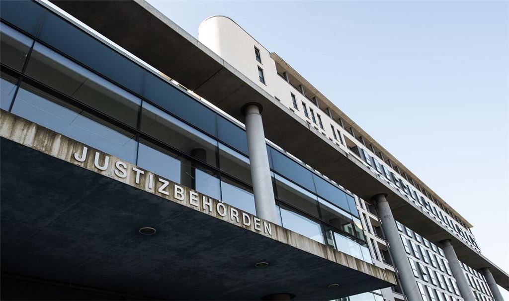 Der 26 Jahre alte Angeklagten räumte die ihm vorgeworfenen 112 Taten zum Prozessbeginn vollumfänglich ein. (Archivbild)