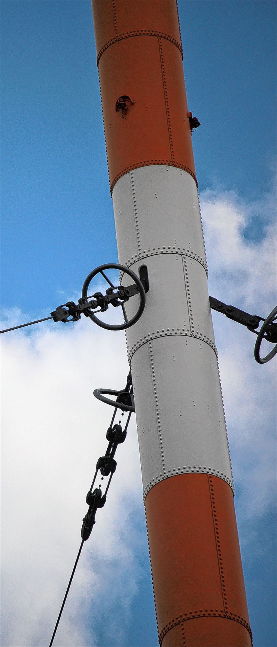 Der 273 Meter hohe Mast des SWR-Senders Mühlacker soll 2017 abgerissen werden. Foto: Huber