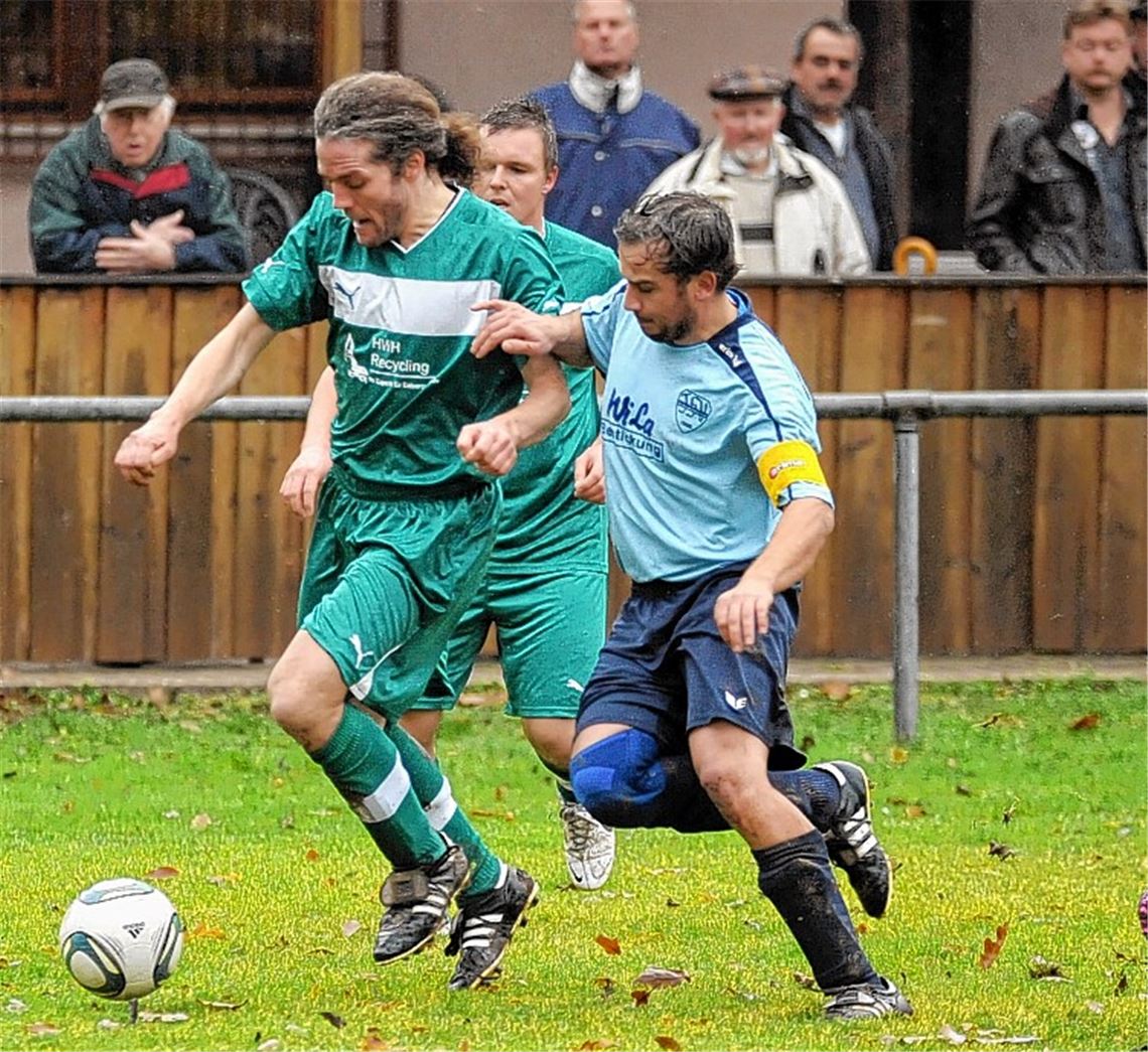 Der 39-jährige Vereinsvorsitzende Michael Schlotterbeck (v.li.) streift für den SV Sternenfels wie im Spiel gegen den TSV Mühlhausen immer wieder selbst das grüne Trikot über. Mit Trainer Özalp sei der Club „sehr zufrieden“ und auf dem richtigen Weg, betont Schlotterbeck. 