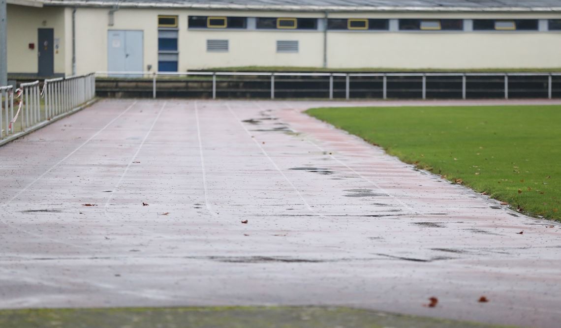 „Bahn hat an Griffigkeit verloren“ Der 400-Meter-Rundkurs im Mühlacker Käppele-Stadion ist insbesondere an nassen Tagen wie beispielsweise an diesem Dienstag rutschig, für Sportler besteht daher Verletzungsgefahr.Foto: Huber