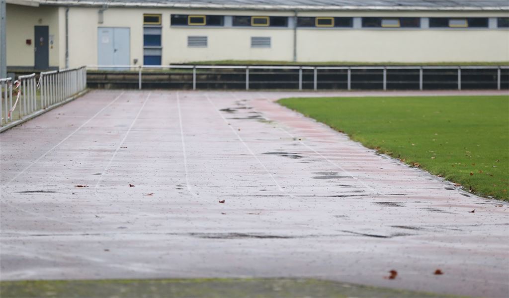 Der 400-Meter-Rundkurs im Mühlacker Käppele-Stadion ist insbesondere an nassen Tagen wie beispielsweise an diesem Dienstag rutschig, für Sportler besteht daher Verletzungsgefahr.Foto: Huber