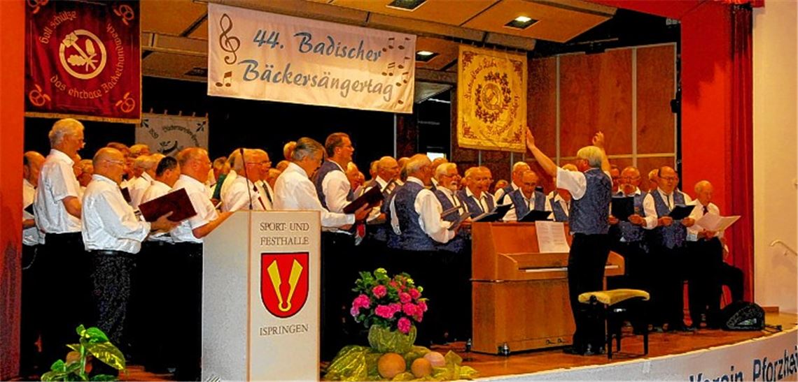 Der 44. Badische Bäckersängertag und das 125-jährige Jubiläum des Bäckermeistergesangvereins 1889 Pforzheim wird in der Ispringer Festhalle gefeiert. Im Bild der Chor des Jubelvereins unter der Leitung von Dirigent Alex Rieger. Foto: Schott