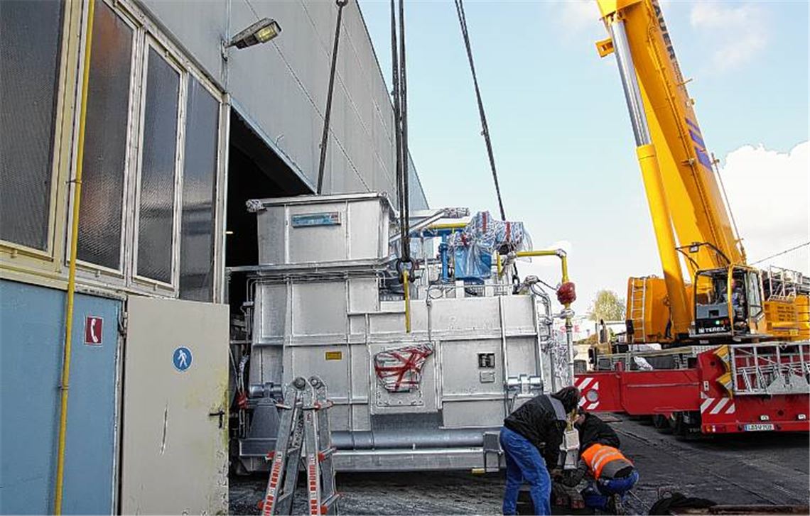 Der 450000 Euro teure Schmelzofen wird in die Produktionshalle transportiert.