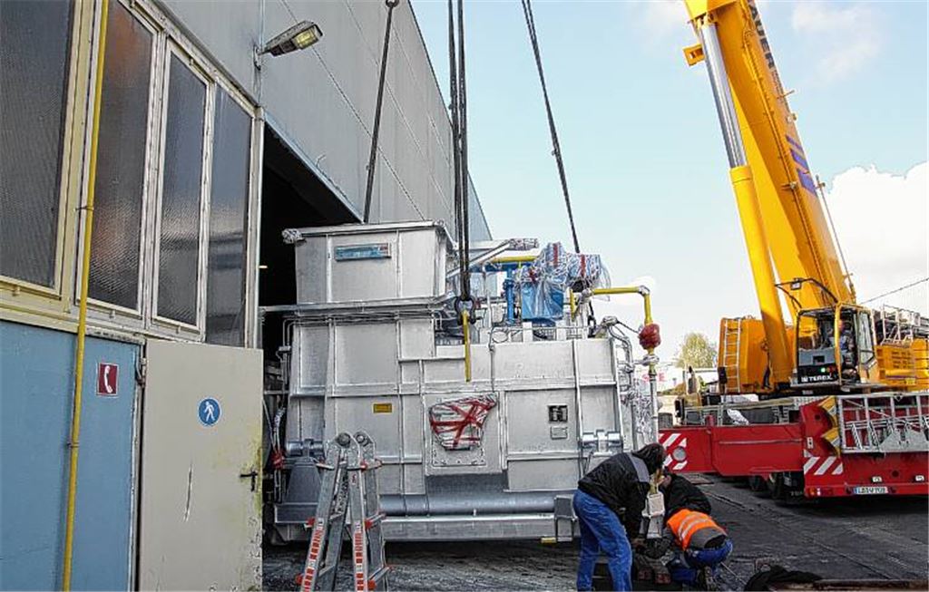 Der 450000 Euro teure Schmelzofen wird in die Produktionshalle transportiert.