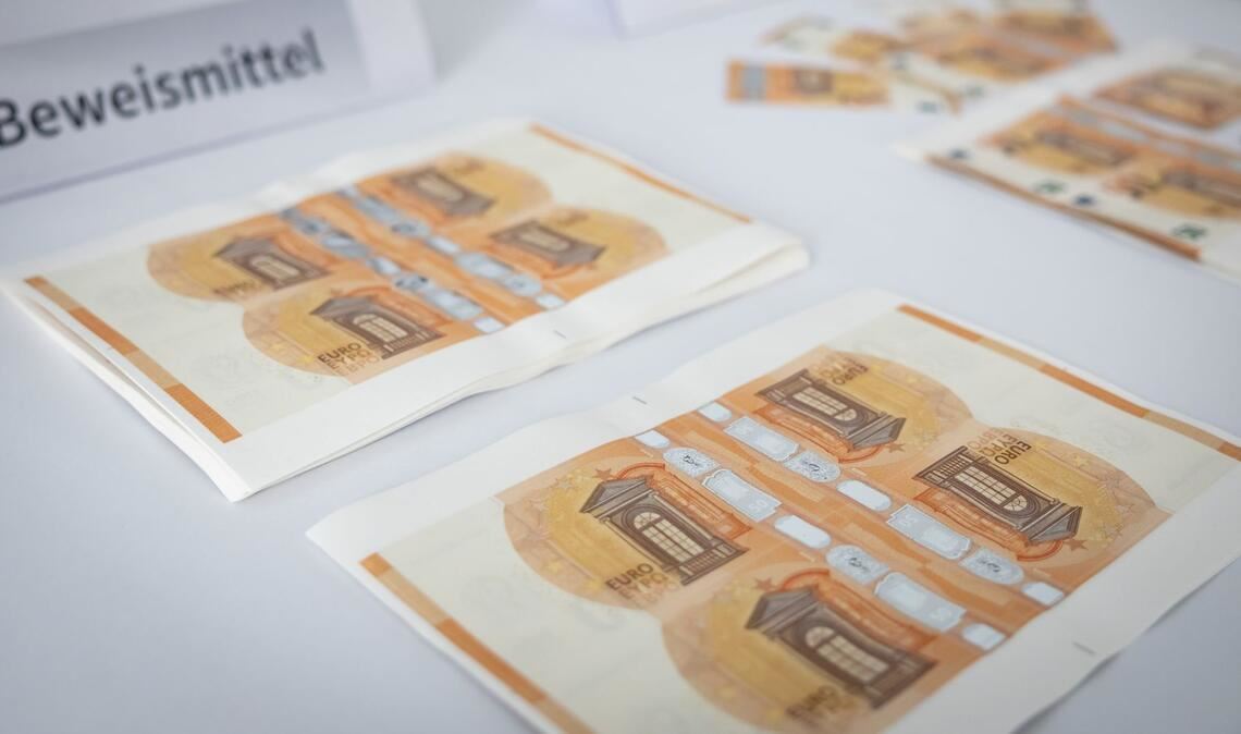 Der 50-Euro-Schein wird am häufigsten gefälscht: 33.956 Stück zählte die Bundesbank in Deutschland im Jahr 2025. Das war fast die Hälfte aller Euro-Blüten hierzulande. (Archivbild)