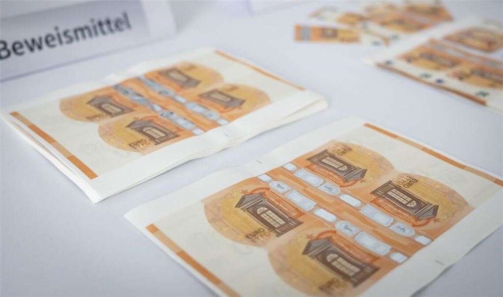 Der 50-Euro-Schein wird am häufigsten gefälscht: 33.956 Stück zählte die Bundesbank in Deutschland im Jahr 2025. Das war fast die Hälfte aller Euro-Blüten hierzulande. (Archivbild)