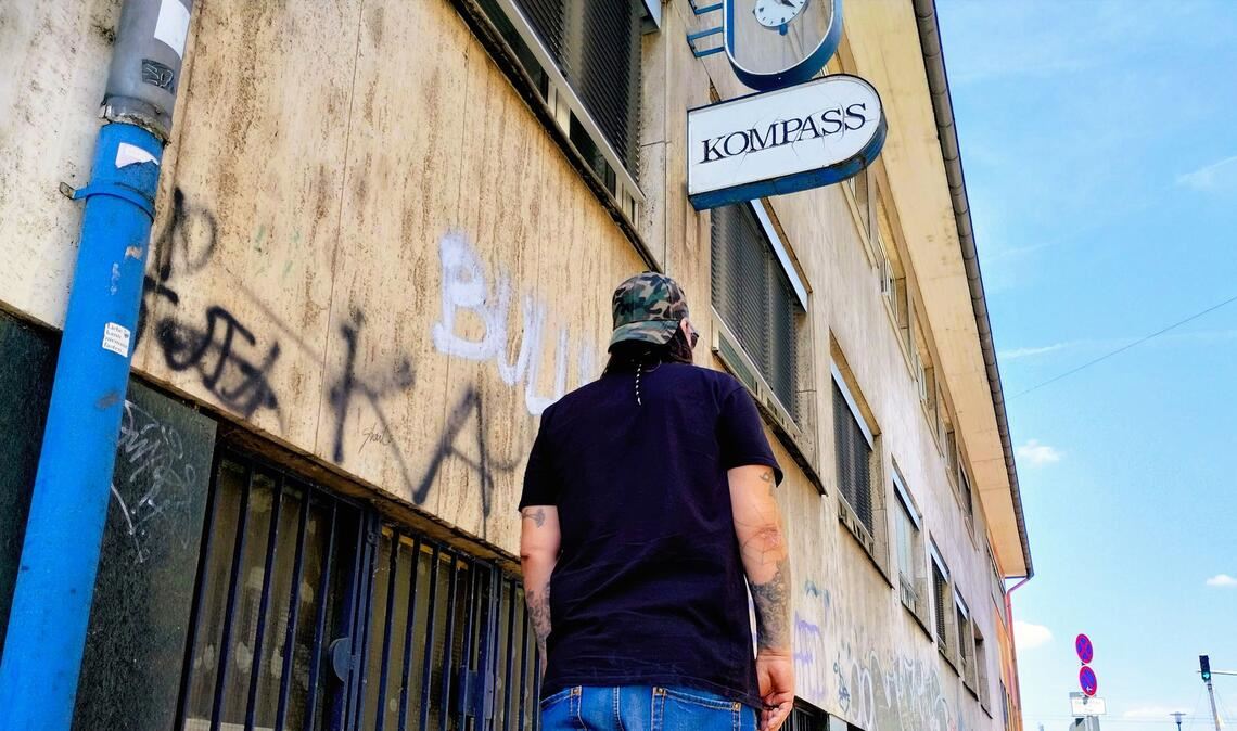 Die Angst vor der Überdosis – Opioide mit teils 100-facher Potenz im Umlauf Der 52-jährige Christian zählt zu den ältesten Klienten des Drogenvereins Mannheim. Bislang schafft er es nicht, seinen Opioid-Konsum mithilfe von Substitution vollständig aufzugeben.