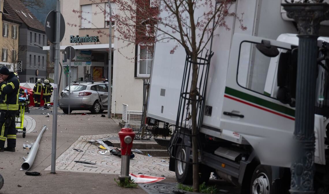 Der 53-jährige Lastwagenfahrer hatte nach Polizeiangaben und eigener Aussage das Bewusstsein am Steuer verloren.
